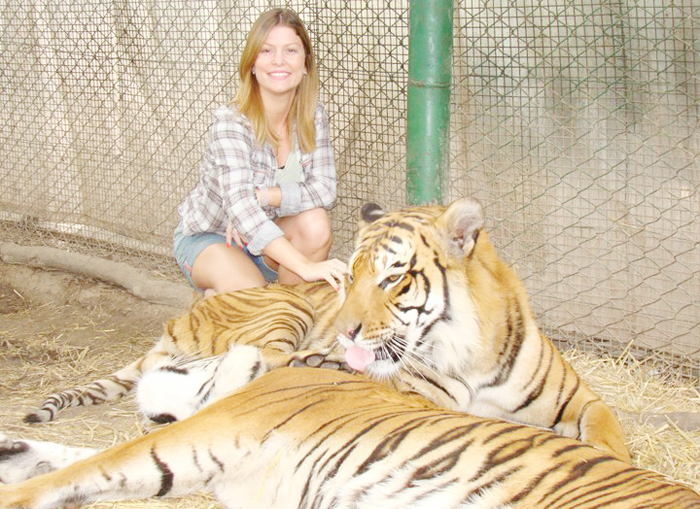 A atriz fez carinho em tigres no Zoológico da Argentina
