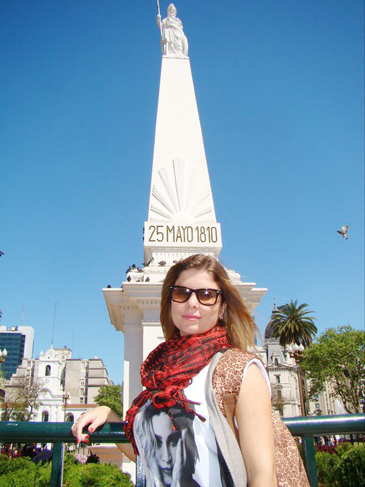 A atriz posou em frente ao monumento