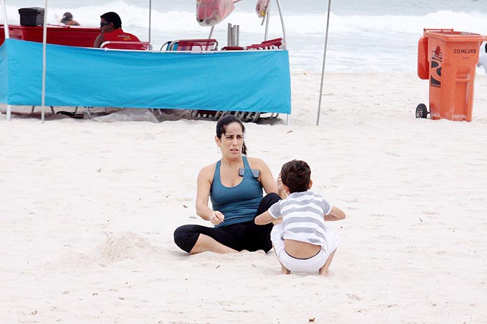 Glória Pires se diverte com o filho na praia do Pepe, no Rio