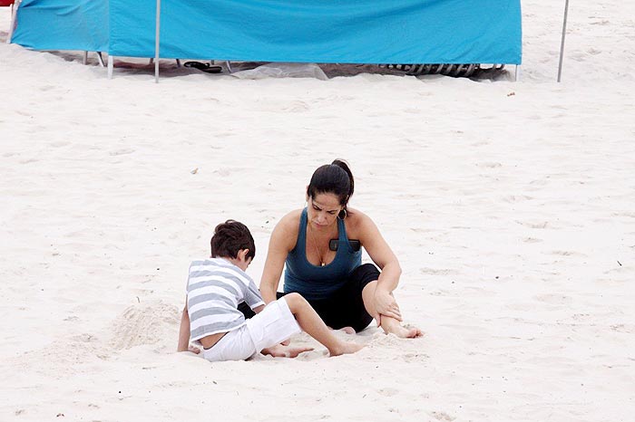 Eles brincam cavando um buraco na areia