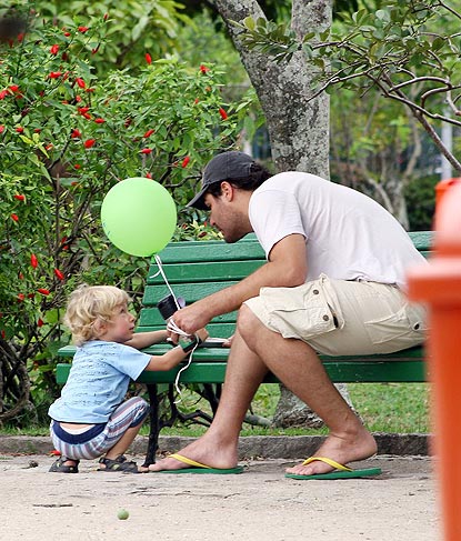 O paizão brincou com Gael na sexta-feira (15) sem muito sol