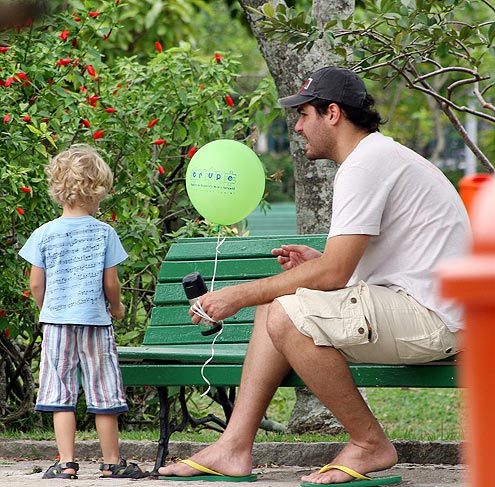 O filho mais velho de Thiago Lacerda e Vanessa Lóes se divertiu no parquinho