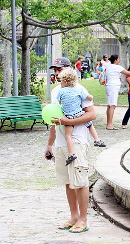 Thiago e Gael no dia de parque