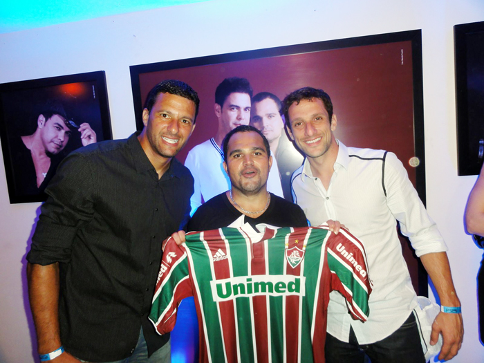 Os jogadores do Fluminese Washington e Beletti presentearam Luciano com a camisa do time