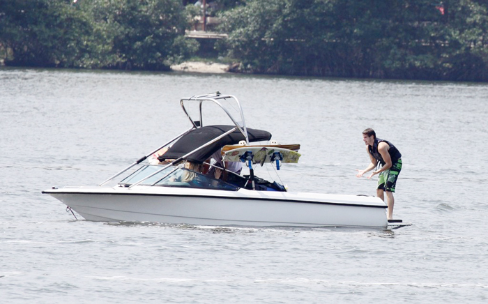 Jonatas Faro tirou o sábado (16) para praticar wakeboard