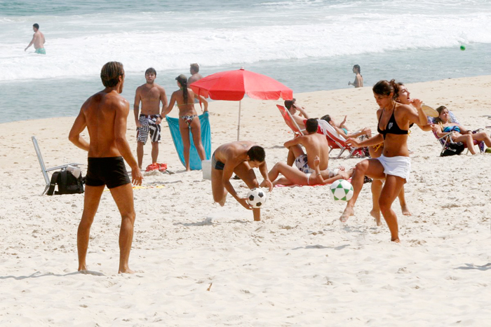 Priscila Fantin foi à praia com o namorado, Renan Abreu