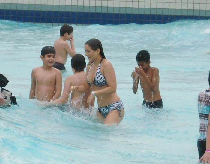 A musa aproveitou a piscina para se refrescar