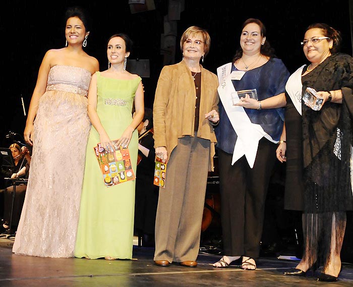 Glória Menezes dividiu o palco do HSBC com as homenageadas da noite