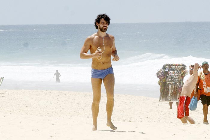 Carmo Dalla Vecchia faz exercícios e atrai olhares em Ipanema, no Rio