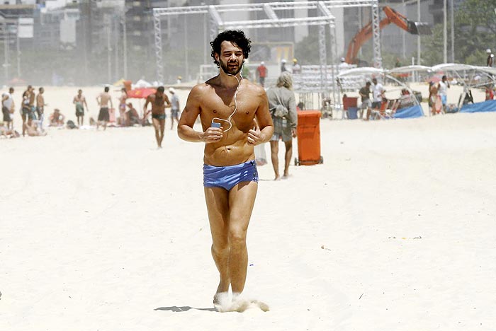 Carmo Dalla Vecchia faz exercícios e atrai olhares em Ipanema, no Rio