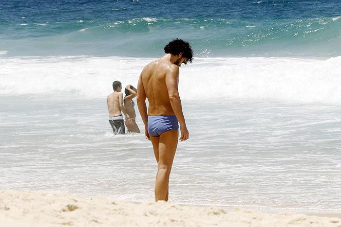 Carmo Dalla Vecchia faz exercícios e atrai olhares em Ipanema, no Rio