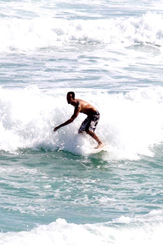 Paulinho Vilhena pegou boas ondas na praia do Pepê, no Rio