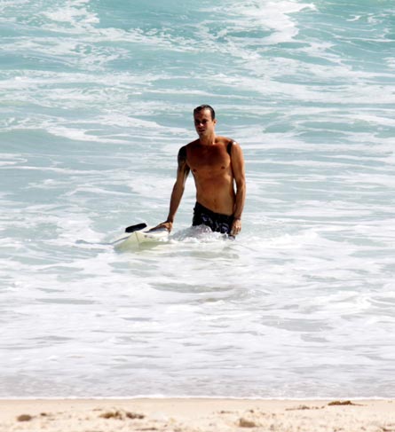 Após surf, ator caminhou em direção à areia