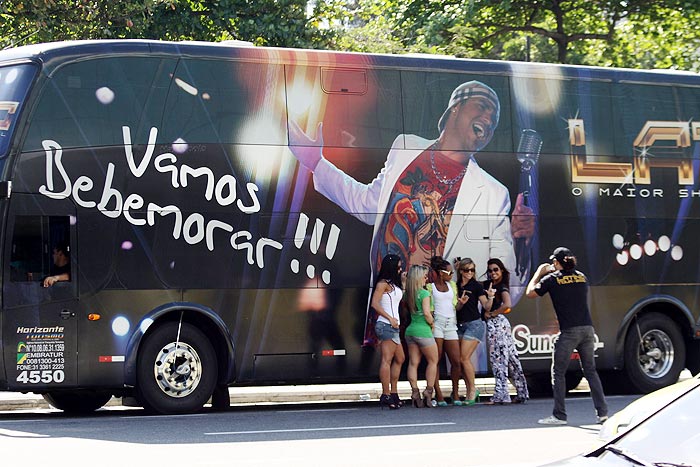 As dançarinas do Latino em frente ao ônibus do cantor