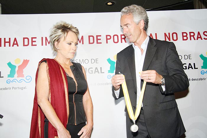 A apresentadora do Mais Você, da Globo, recebendo a medalha 