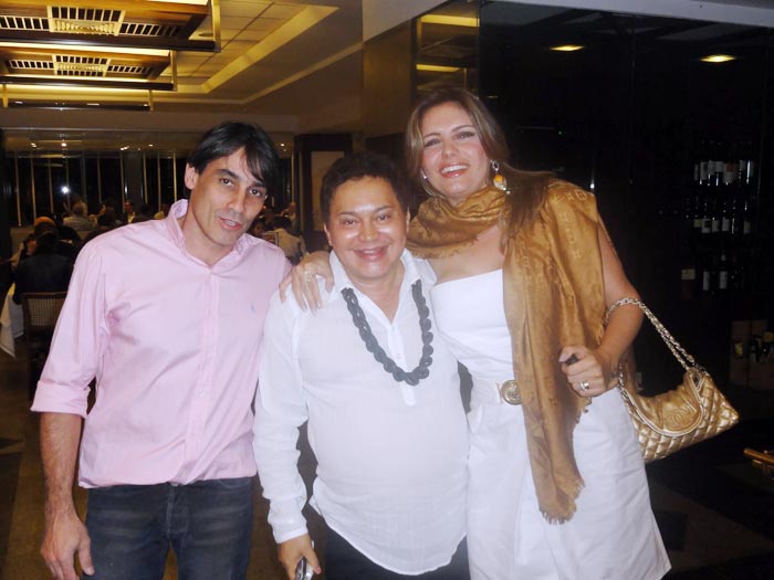 Glaycon Muniz posa com o o casal Miryan Martin com o marido Jorge Bugarin