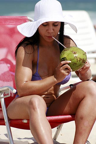 Por fim, Melão se refresca com uma água de coco