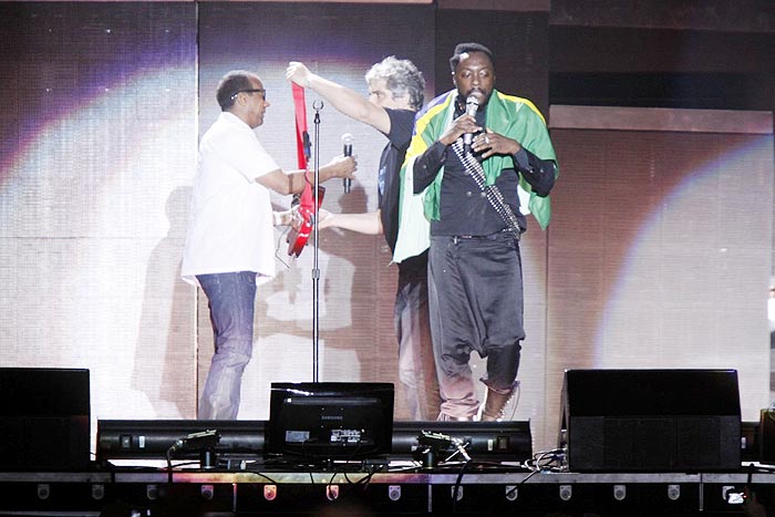 A banda recebe Jorge Ben Jor no palco