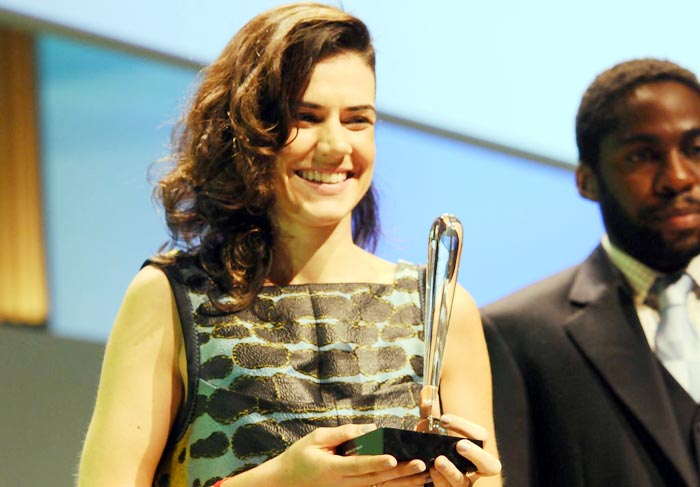 Mariana Aydar com o troféu nas mãos