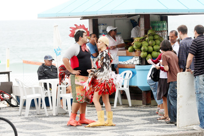 Vestidos de galo e galinha, os dois gravaram na praia do Leblon, no Rio de Janeiro