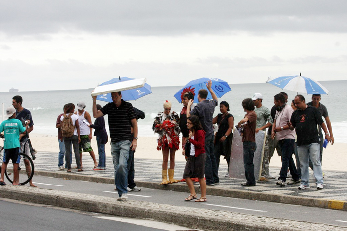 A equipe deu uma mãozinho para os atores, protegendo-os da chuva