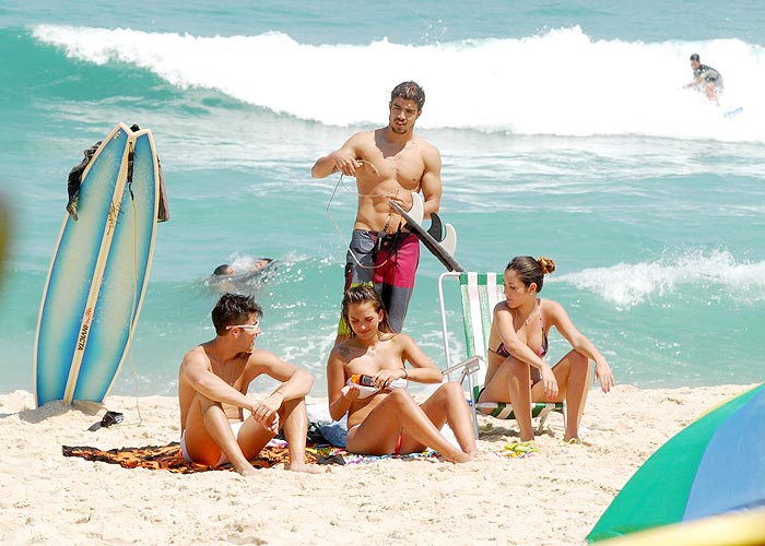 Caio Castro curte dia sol no Rio de Janeiro