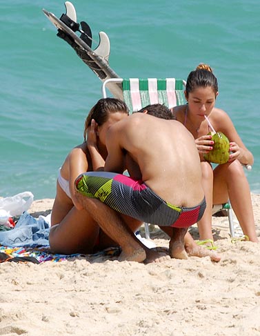 Ator é flagrado beijando morena misteriosa