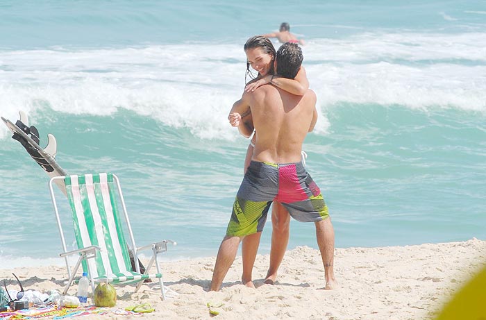 Caio Castro é fotografado aos beijos e abraços 