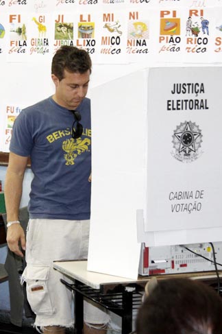Luciano foi à urna escolher seu candidato neste segundo turno da eleição