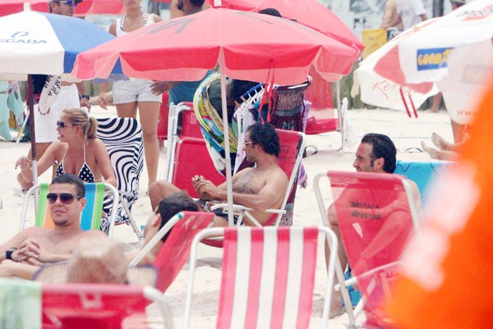 Marcos Pasquim curte praia com loira 