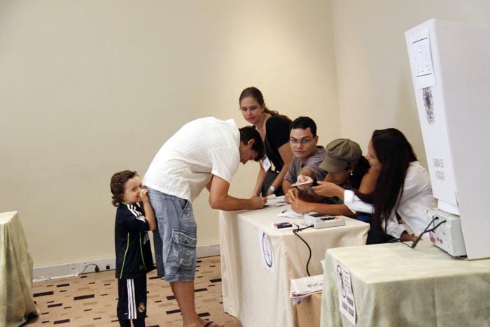 Brichta é fotografado assinando o livro de votação