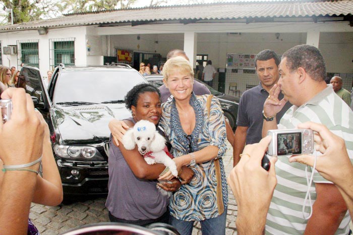 Teve até um cachorrinho querendo tirar foto com Xuxa