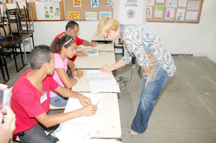 Xuxa foi acompanhada por fotógrafos em sua seção eleitoral