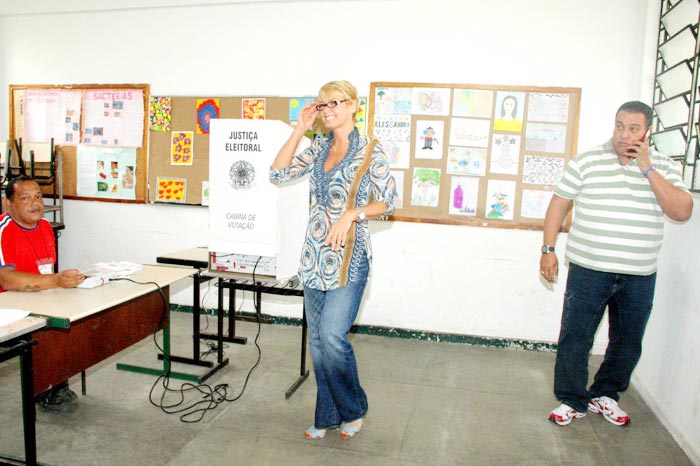 A rainha dos baixinhos usou óculos de grau para votar