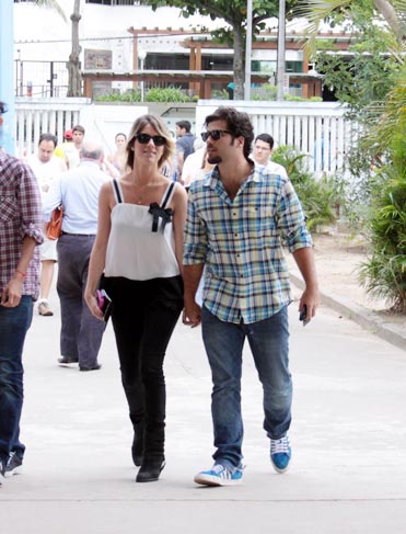 O casal chegou de mãos dadas à zona eleitoral