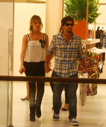 Bruno e Giovanna andam de mãos dadas pelos corredores do centro de compras