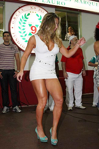 Joana Machado mostra as curvas em escola de samba