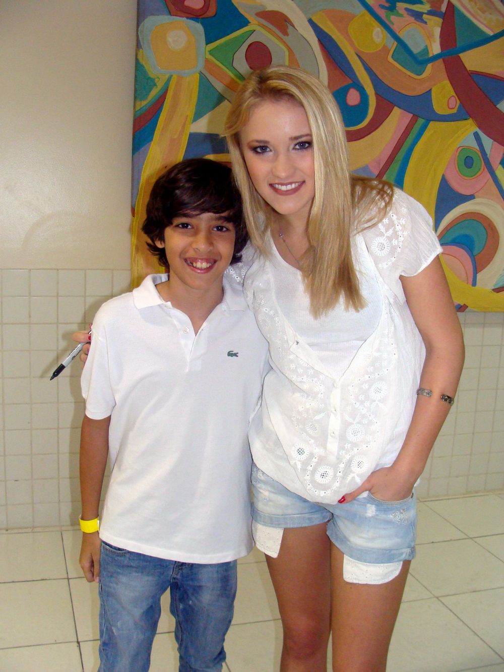 Matheus Costa posou com a intérprete de Lili, no seriado Hanna Montana