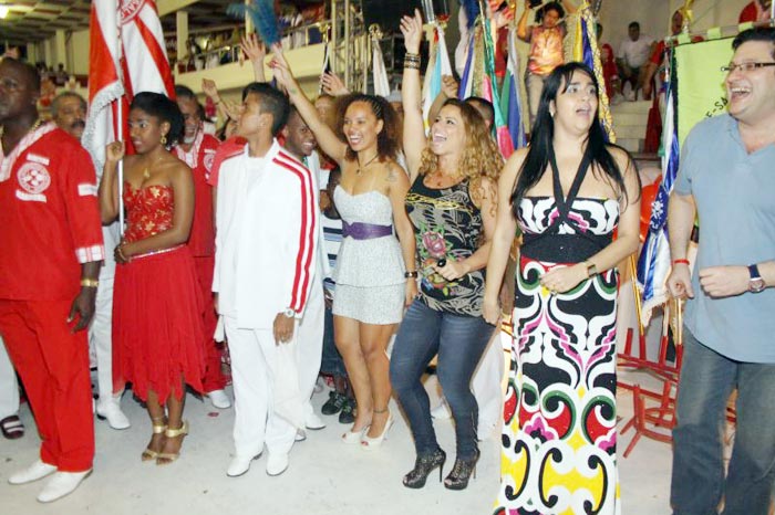 Viviane Araújo recebe troféu por participação efetiva no Salgueiro