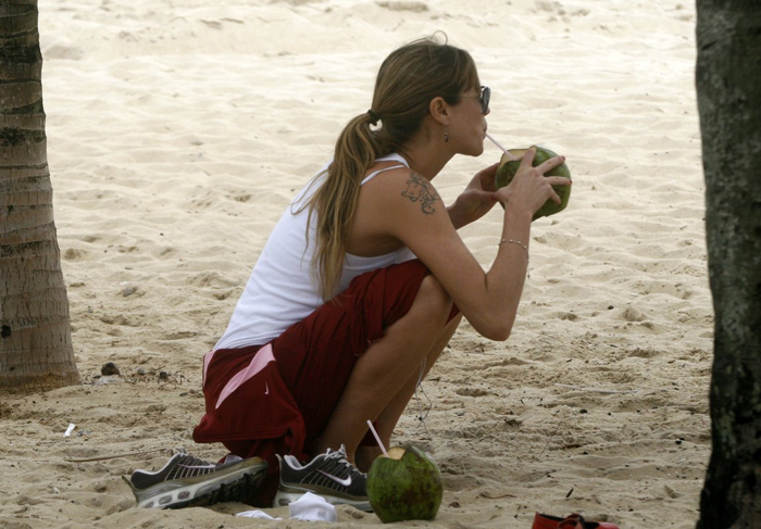 Luana também aproveitou para beber uma água de coco