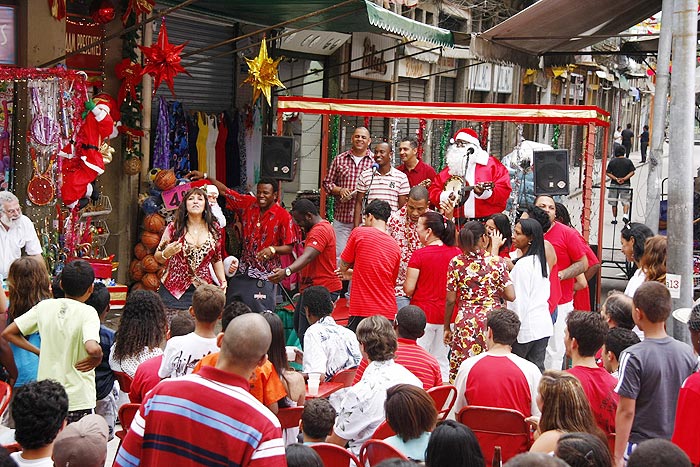 O Exaltasamba cantou em um palco no meio da rua