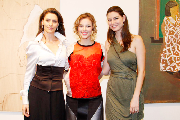 Maria Fernanda Cândido, Paola Oliveira e Lavínia Vlasak posaram para a foto