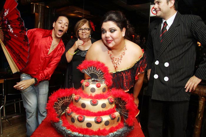 Os convidados puderam se deliciar com um bolo de três andares, enfeitado nas cores dourado, preto e vermelho