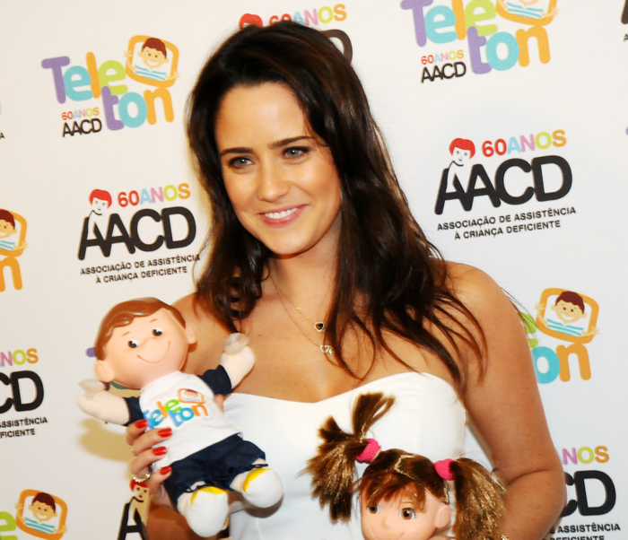 Fernanda Vasconcellos posa com os bonecas da campanha