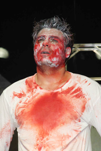 Thiago Lacerda surge em cena com a camiseta cheia de sangue