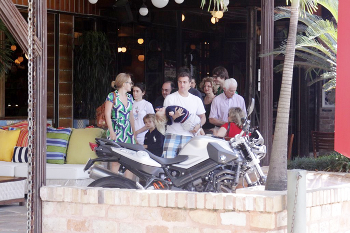 A família foi almoçar em um restaurante carioca