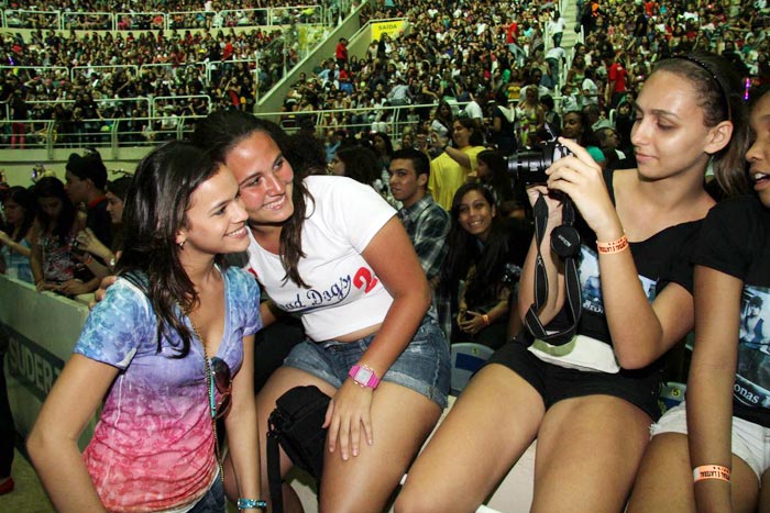 A orfã Terezinha da novela Araguia, da Globo, Bruna Marquezine posa para fotos ao lado de fã