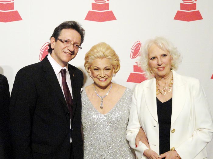 Hebe e Susana posaram ao lado de Gabriel Abaroa, presidente da The Latin Recording Academy