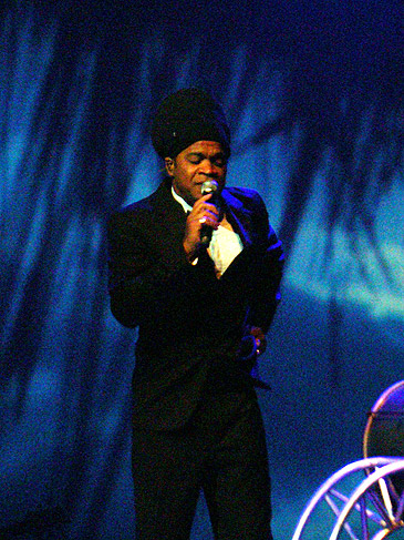 Carlinhos Brown cantou músicas de seus dois novos CDs, Adobró e Diminuto