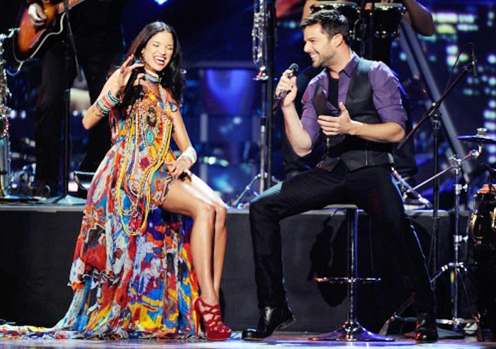 Natalia Jiménez e Ricky Martin no palco da premiação 